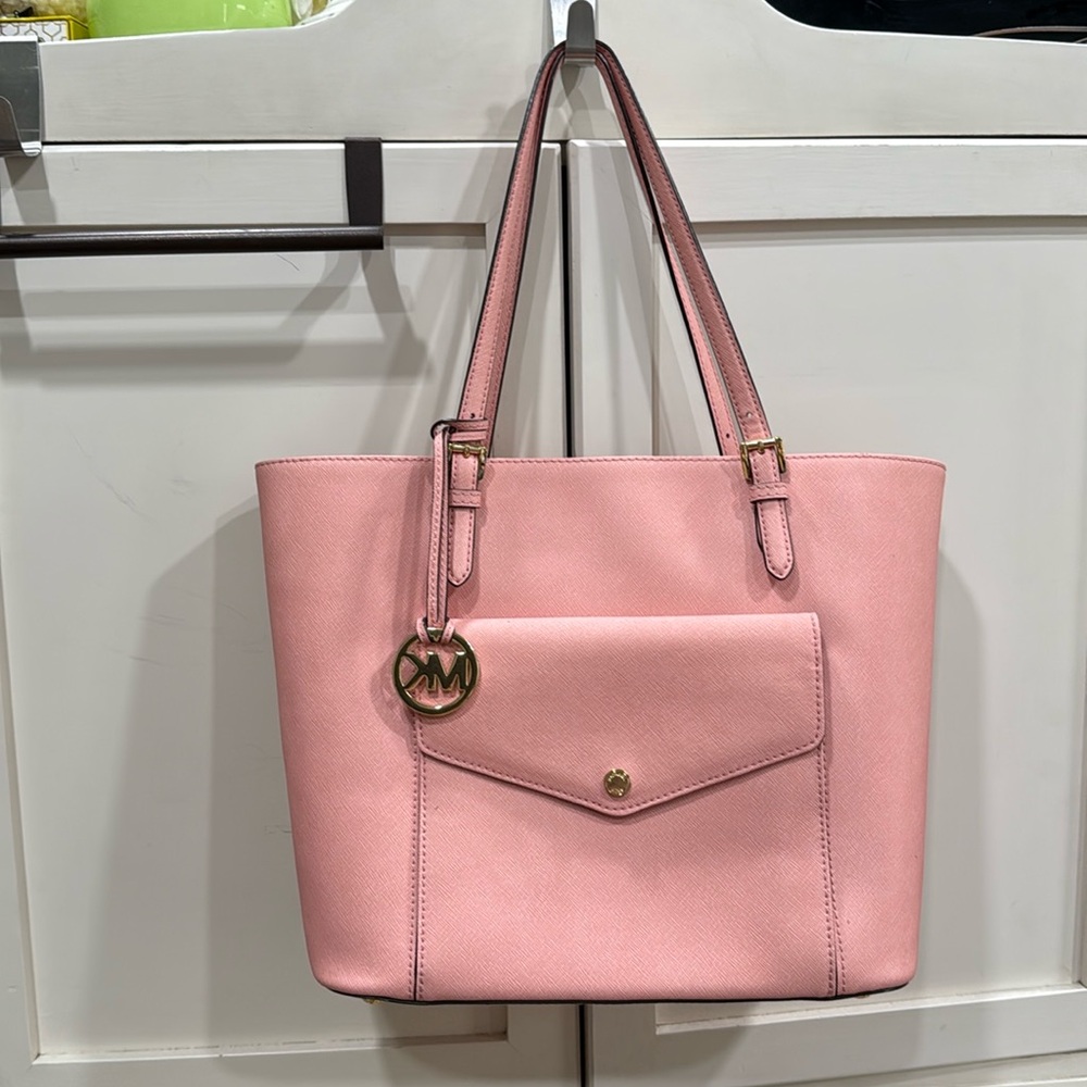 Michael Kors (MK) Pink Bag
Gently used great for work or play